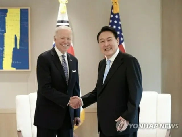 21日の首脳会談で握手を交わす尹大統領（右）とバイデン大統領＝（聯合ニュース）