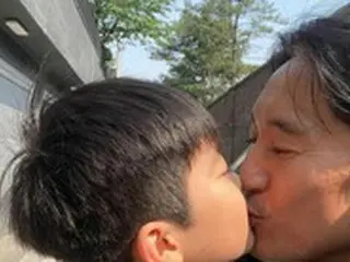 “満54歳で女児誕生”俳優シン・ヒョンジュン、息子ミンジュンくんと「行ってきます」のキスがほほ笑ましすぎる