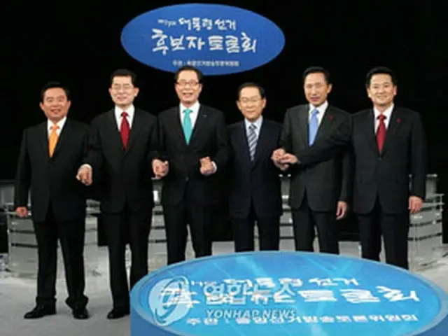 討論会に先立ち、手を取り合って写真撮影する候補ら＝6日、ソウル（聯合）