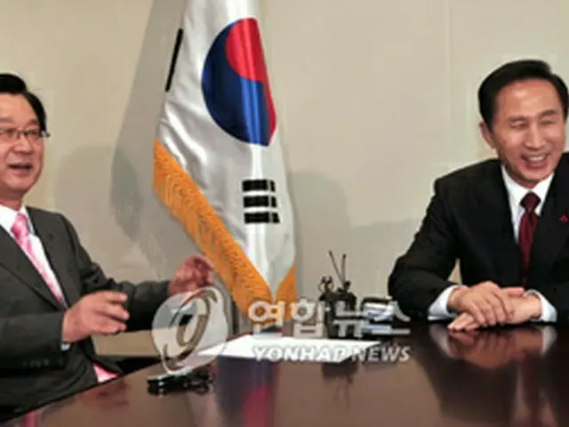 李明博当選者（右）と姜在渉代表＝24日、ソウル（聯合）