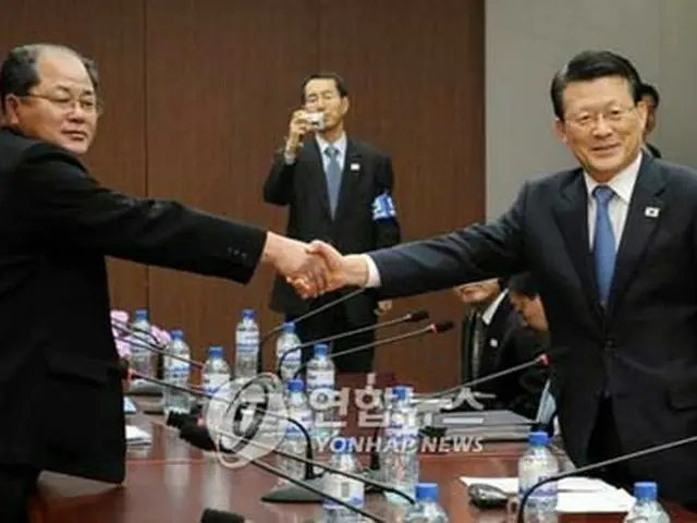 握手を交わす南北の委員長（写真共同取材団）＝28日、ソウル（聯合）