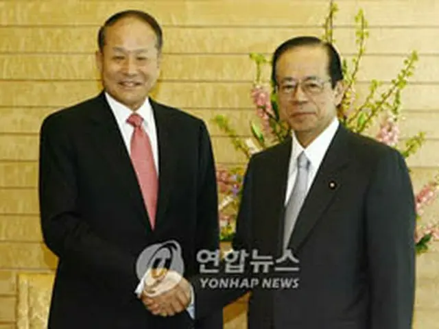 握手を交わす李国会副議長（左）と福田首相＝16日、東京（聯合）