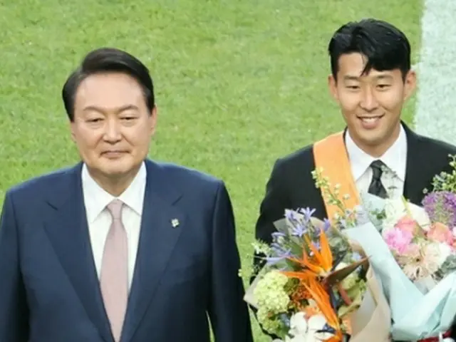 記念撮影する尹大統領（左）と孫興ミン選手＝２日、ソウル（聯合ニュース）
