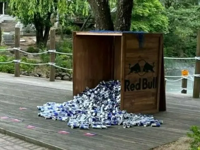 ソウル大学学生会が在学生のために用意した無料のドリンクを登山客が大量に持ち去る=韓国(画像提供:wowkorea)