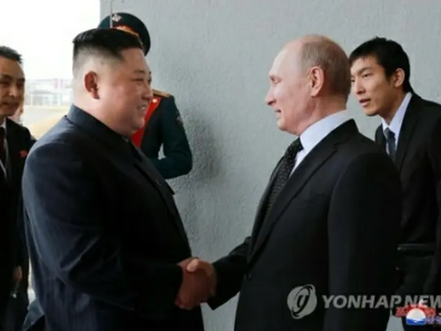 2019年4月、ロシアのウラジオストクで会談した金正恩氏(左)とプーチン氏=(朝鮮中央通信=聯合ニュース)≪転載・転用禁止≫