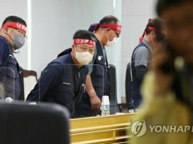 国土交通部との交渉に臨む貨物連帯本部の関係者=10日、世宗(聯合ニュース)