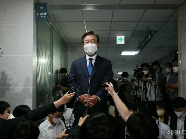 韓国の李在明議員が6月7日、国会の議員会館内の議員室に初登院し、取材陣たちの質問に答えている様子（画像提供:wowkorea）