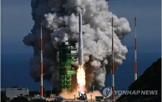 韓国の独自技術で開発した初のロケット「ヌリ」が２１日午後４時、南部の全羅南道・高興の羅老宇宙センターから打ち上げられた。宇宙に向かって上昇するロケット（写真共同取材団）＝（聯合ニュース）