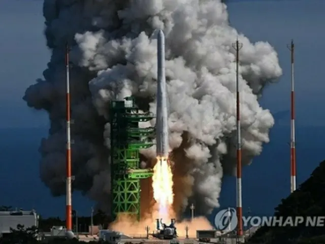 韓国の独自技術で開発した初のロケット「ヌリ」が２１日午後４時、南部の全羅南道・高興の羅老宇宙センターから打ち上げられた。宇宙に向かって上昇するロケット（写真共同取材団）＝（聯合ニュース）