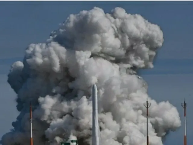 韓国の独自技術で開発した初のロケット「ヌリ」が２１日午後４時、南部の全羅南道・高興の羅老宇宙センターから打ち上げられた。宇宙に向かって上昇するロケット（写真共同取材団）＝２１日、高興（聯合ニュース）