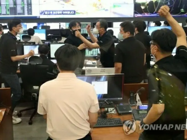 韓国航空宇宙研究院（大田市）の衛星総合管制室で打ち上げを見守っていた関係者が成功を喜んでいる＝２１日、大田（聯合ニュース）