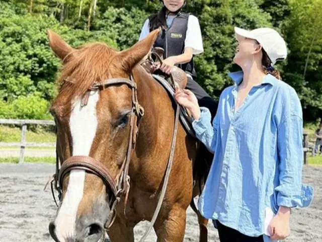 モデルSHIHO、娘サランちゃんに乗馬レッスン…もうすぐママの身長を超えるくらい成長（画像提供:wowkorea）