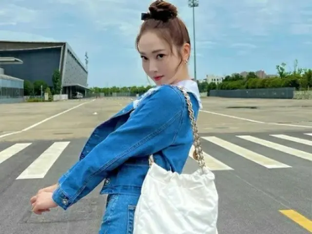 ジェシカ、757万ウォン（約79万円）のシャネルバッグを持って…ラグジュアリーなルックが話題（画像提供:wowkorea）