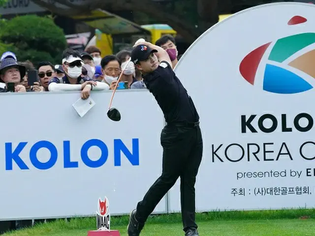 コーロン韓国オープン優勝者キム・ミンギュ、1番ホールでのティーショット。（画像提供:wowkorea）
