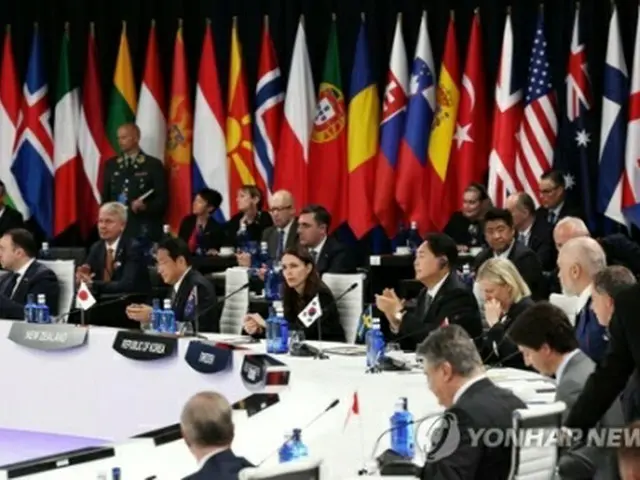 NATO首脳会議に出席した尹大統領（手前左から4人目）と岸田文雄首相（同2人目）＝29日、マドリード（聯合ニュース）