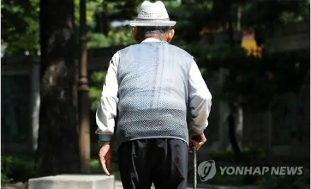 韓国の世論調査会社４社が実施した調査の結果、高齢者の定義を現在の満６５歳から満７０歳以上に引き上げることに対し６２%が賛成した（資料写真）＝（聯合ニュース）