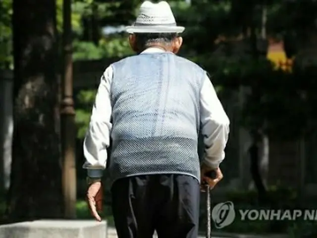 韓国の世論調査会社４社が実施した調査の結果、高齢者の定義を現在の満６５歳から満７０歳以上に引き上げることに対し６２%が賛成した（資料写真）＝（聯合ニュース）