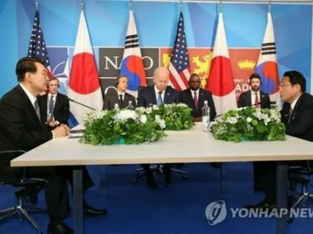 韓米日首脳会談に出席した（左から）尹錫悦（ユン・ソクヨル）韓国大統領、バイデン米大統領、日本の岸田文雄首相＝２９日、マドリード（聯合ニュース）