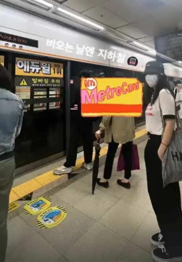 女優ハン・ジミン、地下鉄に乗って移動するトップスター…控えめな変装でも隠しきれない？存在感（画像提供:wowkorea）