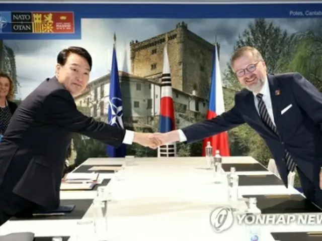 握手を交わす尹大統領とフィアラ首相＝３０日、マドリード（聯合ニュース）