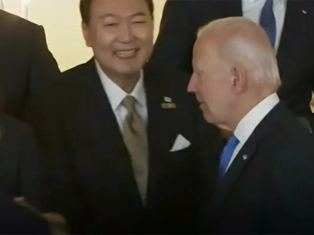 尹＆バイデン大統領の「ノールック握手」、米媒体も紹介…「首脳陣の意思疎通における論議はよくあること」（画像提供:wowkorea）
