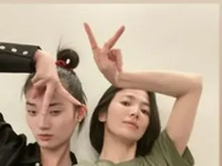 モデルのシン・ヒョンジ、女優ソン・ヘギョとシックな「Vサインポーズ」