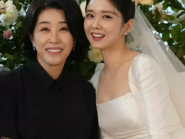 女優キム・ミギョンが、歌手で女優のチャン・ナラの結婚式写真を公開した。（画像提供:wowkorea）