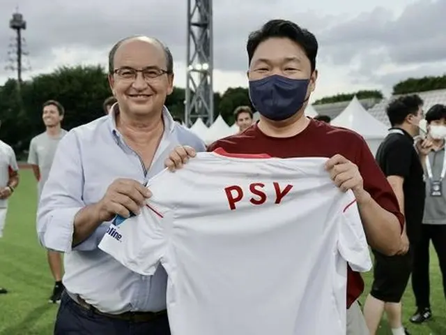 韓国ツアー中、歌手PSYに会ったセビージャ会長「プレゼントにPSYユニフォームを用意」（画像提供:wowkorea）