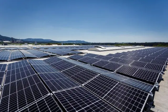 ドイツのフランクフルトにある商業施設に設置された、ハンファQセルズの太陽光モジュール（画像提供:wowkorea）