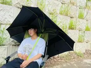 歌手イ・スンギ、体感温度上昇中…暑さの中でも余裕のビジュアル