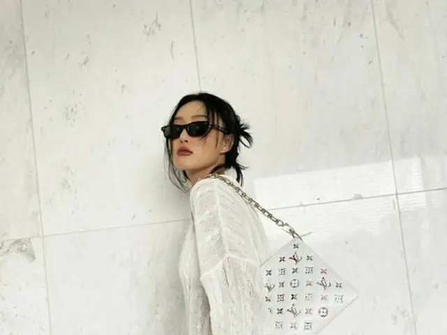 ファサ（MAMAMOO）、ブランドバックを持ちラグジュアリーなファッション（画像提供:wowkorea）
