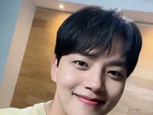 俳優ヨ・ジング、「BTS」JUNGKOOKからのコーヒーカー認証ショット公開…「君の顔と音色とダンスラインと応援には”感動”が」（画像提供:wowkorea）