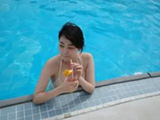 カン・ミナ（元gugudan）、果敢に披露する水着姿…「10分泳いで50分食べる」