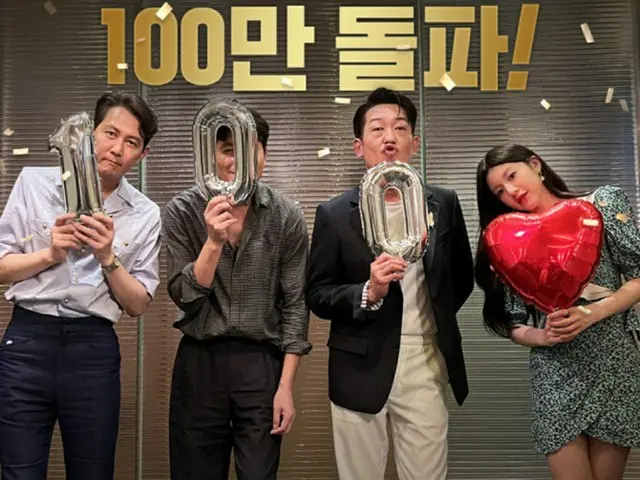 「HUNT」のイ・ジョンジェ監督とチョン・ウソン、ホ・ソンテ、コ・ユンジョンが100万人突破の記念ショットを公開した。（画像提供:wowkorea）