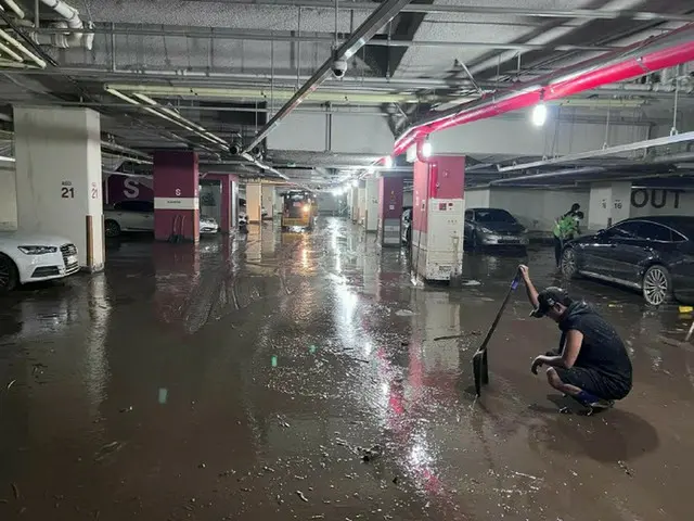 俳優チョ・ハンソン、大雨によって被害受けたマンション地下駐車場で復旧活動に参加（画像提供:wowkorea）