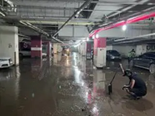 俳優チョ・ハンソン、大雨によって被害受けたマンション地下駐車場で復旧活動に参加
