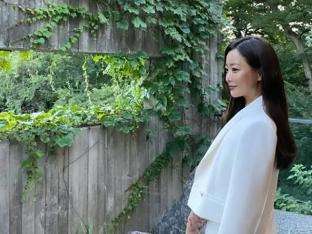 女優キム・ヒソン、ストレートヘアに変身した近況…立ってるだけでも絵になる大韓民国を代表する女神の横顔（画像提供:wowkorea）