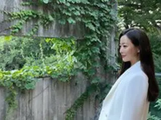 女優キム・ヒソン、ストレートヘアに変身した近況…立ってるだけでも絵になる大韓民国を代表する女神の横顔