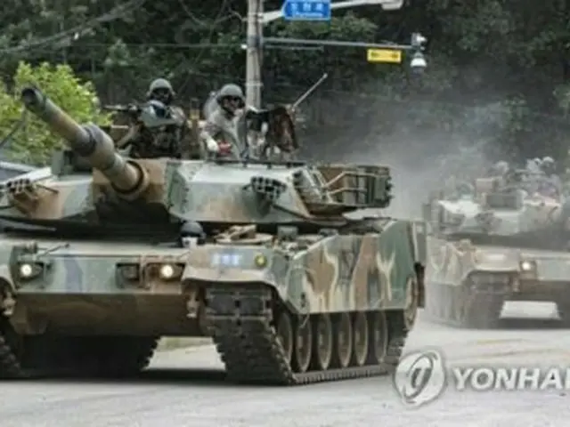 22日、京畿道坡州市の陸軍訓練場を移動するK1A2戦車=(聯合ニュース)