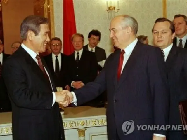 １９９０年１２月、モスクワで会談した韓国の盧泰愚（ノ・テウ）大統領（当時、左）とゴルバチョフ氏＝（聯合ニュース）