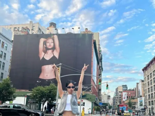 JENNIE(BLACKPINK)、ニューヨークで誇らしい広告との認証ショット（画像提供:wowkorea）
