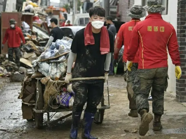 ボランティアをしている李俊錫、国民の力前代表（画像提供:wowkorea）