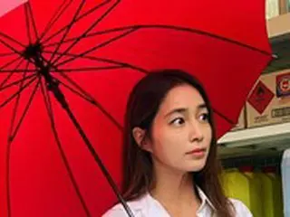 女優イ・ミンジョン、雨の火曜日は赤い傘で…まるで青春ロマンスのヒロイン