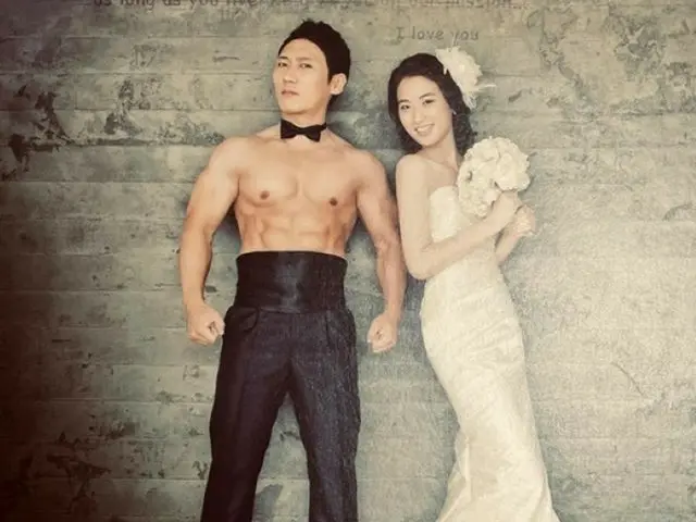 結婚10周年を迎えたタレントのイ・サンユン、一風変わったウェディングフォトが話題…どうして筋肉なの？（画像提供:wowkorea）