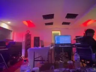 T.O.P（BIGBANG）、広い作業室で音楽作業…ソロの準備？