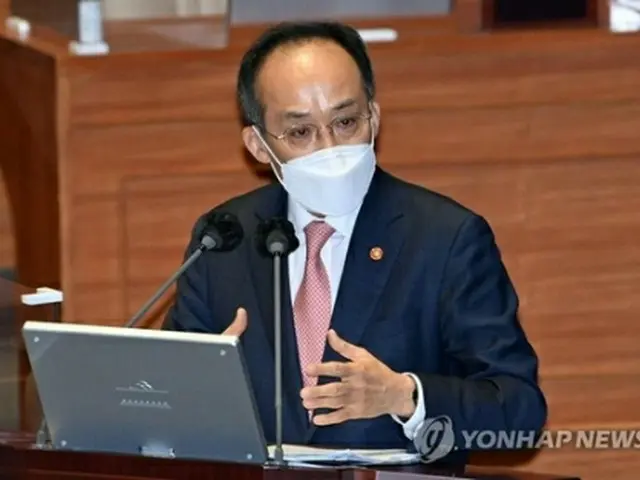 答弁する秋氏=21日、ソウル(聯合ニュース)