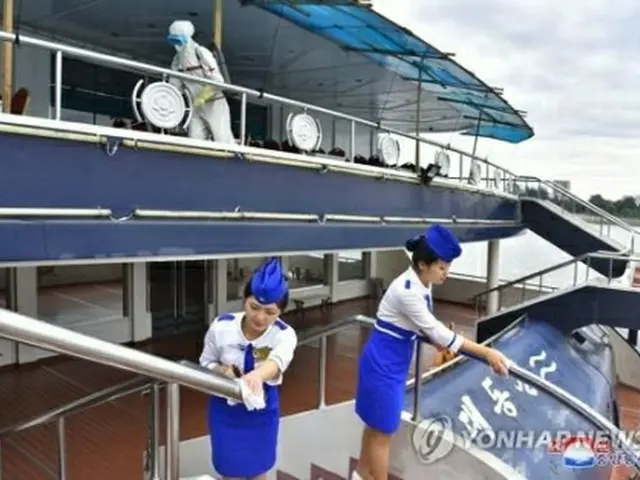 平壌で遊覧船「大同江号」の船内を消毒する従業員=(朝鮮中央通信=聯合ニュース)≪転載・転用禁止≫