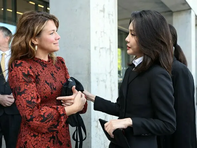 韓国の金建希夫人とカナダのトルドー首相夫人がカナダ国立博物館で観覧した後、対話している様子（画像提供:wowkorea）