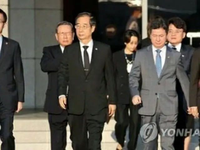 安倍元首相の国葬に出席するため、ソウル空港（軍用空港）を出発する韓首相（中央左）ら＝２７日、城南（聯合ニュース）