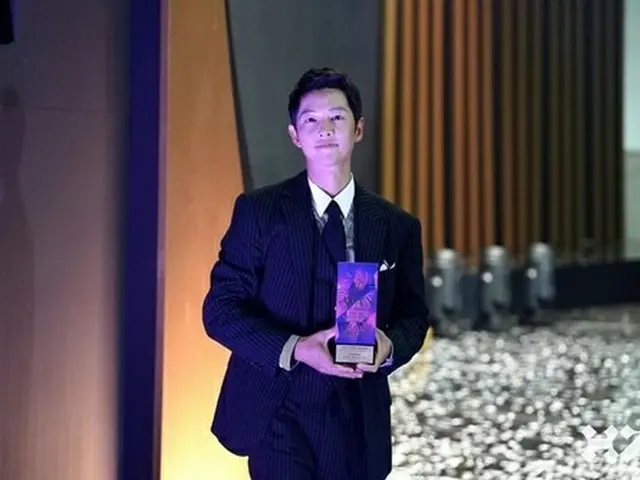 俳優のソン・ジュンギが2022 APAN STAR AWARDS大賞を受賞した（画像提供:wowkorea）